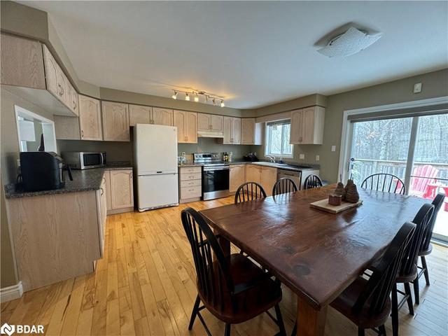 154 Mapleton Avenue, House detached with 6 bedrooms, 2 bathrooms and 5 parking in Barrie ON | Image 2