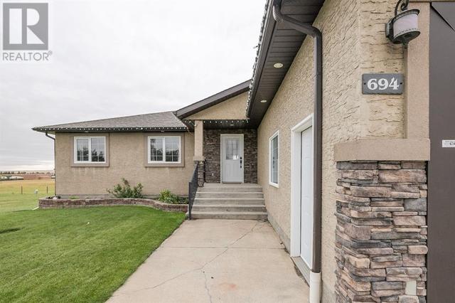 694 2 Street E, House detached with 6 bedrooms, 3 bathrooms and 4 parking in Cardston AB | Card Image