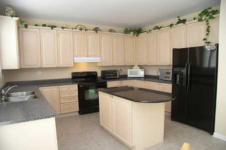 927 Cousens Terr, House detached with 4 bedrooms, 3 bathrooms and 2 parking in Milton ON | Image 4