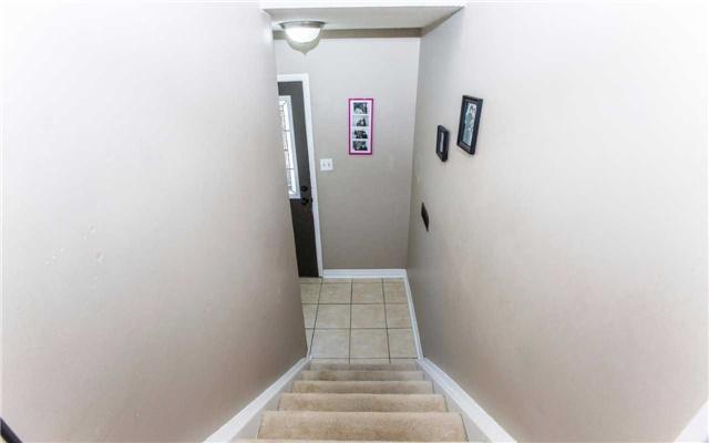 80 Guildford Cres, Townhouse with 3 bedrooms, 2 bathrooms and 1 parking in Brampton ON | Image 3