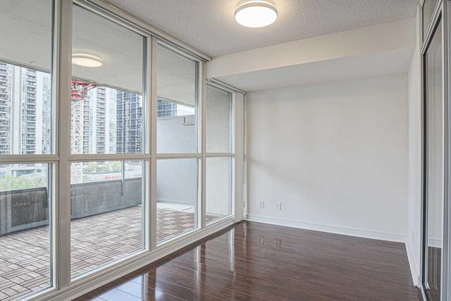 811 - 23 Hollywood Ave, Condo with 1 bedrooms, 1 bathrooms and 1 parking in Toronto ON | Image 2