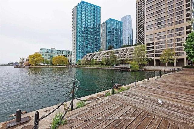 1226 - 33 Harbour Sq, Condo with 1 bedrooms, 1 bathrooms and 1 parking in Toronto ON | Image 3