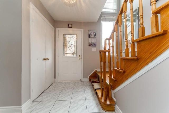 4 Raine Crt, House detached with 3 bedrooms, 3 bathrooms and 4 parking in Brampton ON | Image 2