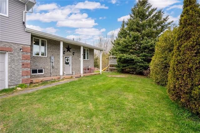 3040 Finch Roxborough Twp Road, House detached with 3 bedrooms, 2 bathrooms and 6 parking in North Stormont ON | Image 3