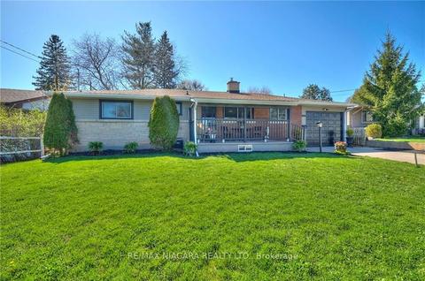 4503 Maplewood Ave, House detached with 3 bedrooms, 2 bathrooms and 3 parking in Niagara Falls ON | Card Image