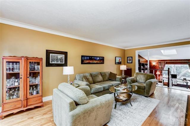 214 Northwestern Avenue, House detached with 3 bedrooms, 2 bathrooms and 3 parking in Ottawa ON | Image 3