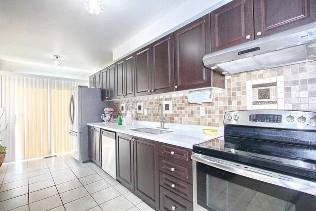 931 Cardington St, House attached with 3 bedrooms, 4 bathrooms and 5 parking in Mississauga ON | Image 2