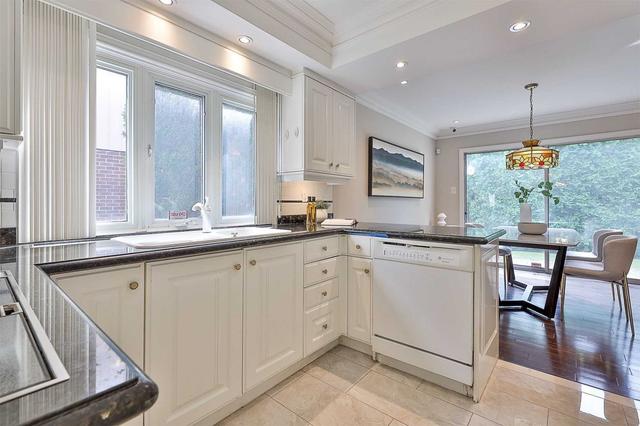 25 Denlow Blvd, House detached with 4 bedrooms, 4 bathrooms and 6 parking in Toronto ON | Image 4