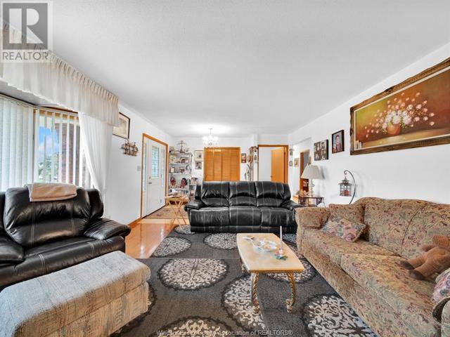903 Road 2 E, House detached with 5 bedrooms, 2 bathrooms and null parking in Kingsville ON | Image 4