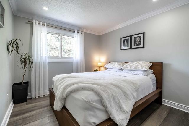 402 Mossom Pl, House detached with 3 bedrooms, 2 bathrooms and 5 parking in Waterloo ON | Image 11