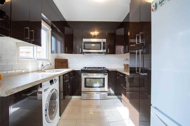 3525 Birchmeadow Cres, House semidetached with 4 bedrooms, 2 bathrooms and 3 parking in Mississauga ON | Image 3