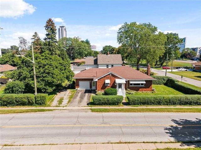 6492 Orchard Ave, House detached with 3 bedrooms, 1 bathrooms and 4 parking in Niagara Falls ON | Image 1