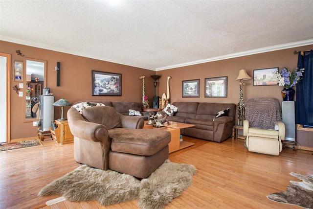 2 Springdale Dr, House detached with 3 bedrooms, 2 bathrooms and 5 parking in Barrie ON | Image 3