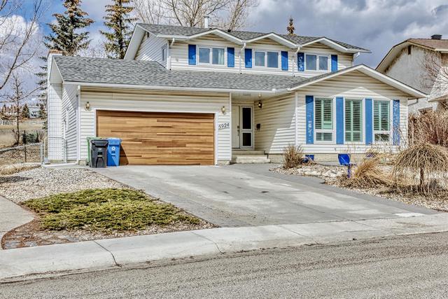 5924 Dalcastle Crescent Nw, House detached with 5 bedrooms, 3 bathrooms and 6 parking in Calgary AB | Image 2