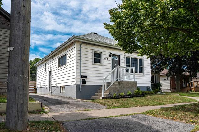 253 Grantham Ave, House detached with 3 bedrooms, 2 bathrooms and 3 parking in St. Catharines ON | Card Image