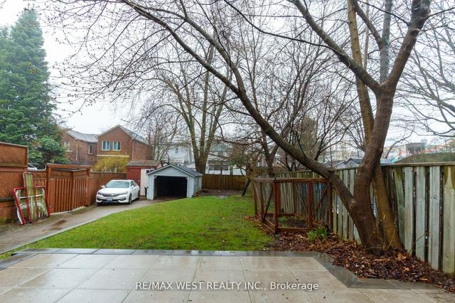 146 Fallingbrook Rd W, House detached with 2 bedrooms, 1 bathrooms and 2 parking in Toronto ON | Image 2