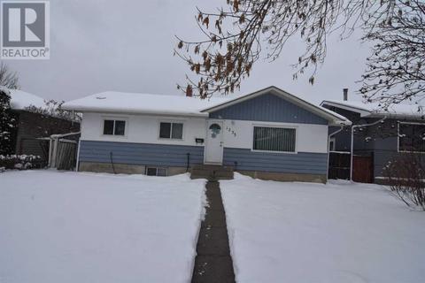 1235 19 Street Ne, House detached with 5 bedrooms, 2 bathrooms and 2 parking in Calgary AB | Card Image