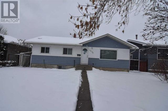 1235 19 Street Ne, House detached with 5 bedrooms, 2 bathrooms and 2 parking in Calgary AB | Image 1