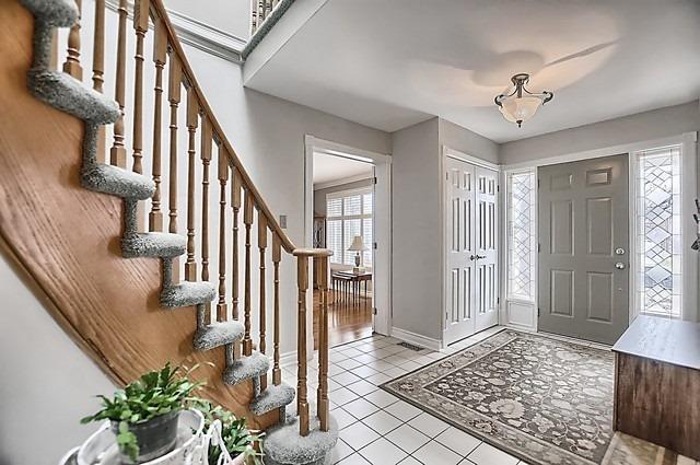 29 Regency Crt, House detached with 4 bedrooms, 4 bathrooms and 4 parking in Bradford West Gwillimbury ON | Image 2