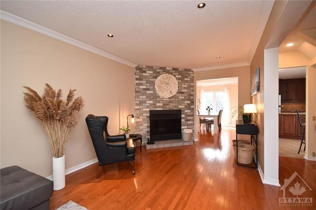 696 Morewood Crescent, House detached with 3 bedrooms, 3 bathrooms and 3 parking in Ottawa ON | Image 6