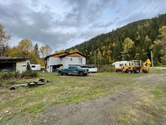 3340 Highway 6, House detached with 5 bedrooms, 3 bathrooms and null parking in Central Kootenay E BC | Image 31