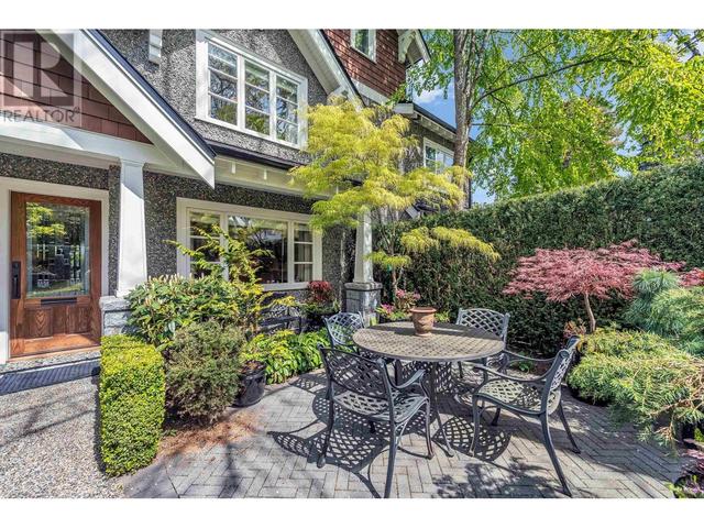 2511 W 1st Avenue, House detached with 2 bedrooms, 3 bathrooms and 1 parking in Vancouver BC | Image 2