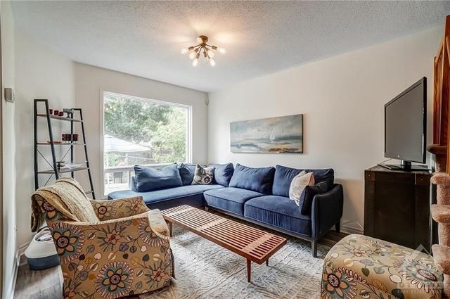 244 Stoneway Drive, Townhouse with 3 bedrooms, 2 bathrooms and 3 parking in Ottawa ON | Image 6