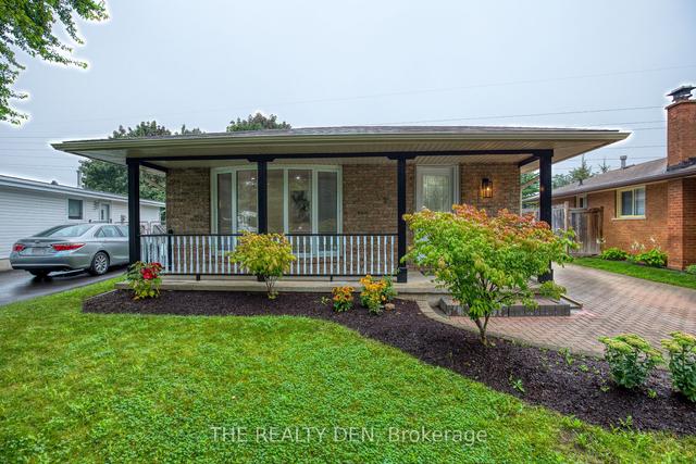 182 Selkirk Dr, House detached with 6 bedrooms, 2 bathrooms and 4 parking in Kitchener ON | Image 1