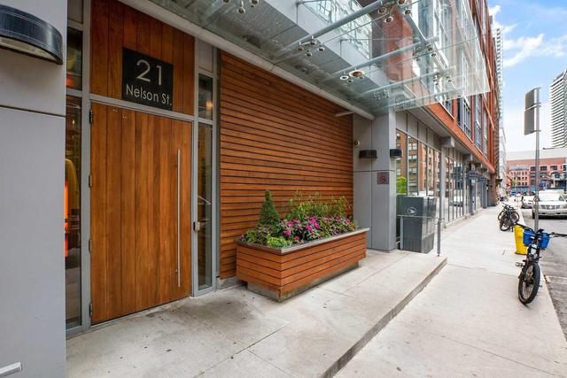 Lph07 - 21 Nelson St, Condo with 1 bedrooms, 2 bathrooms and 1 parking in Toronto ON | Image 1