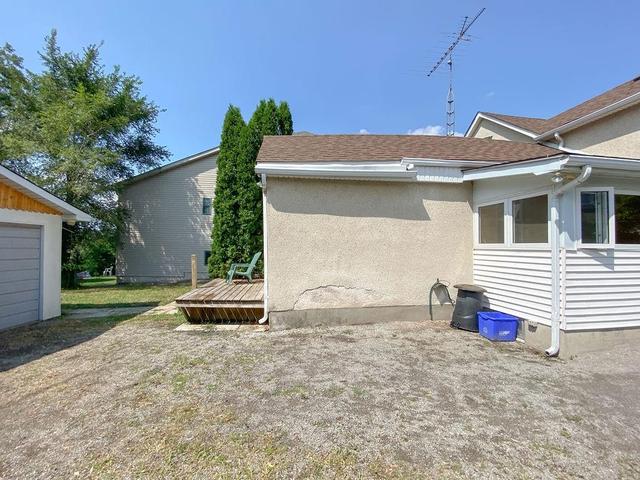 143 Oakdale Avenue, House detached with 3 bedrooms, 1 bathrooms and 5 parking in St. Catharines ON | Image 2