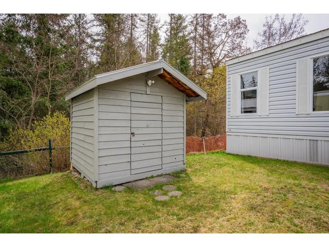15 - 1601 Columbia Avenue, Home with 2 bedrooms, 1 bathrooms and null parking in Castlegar BC | Image 2