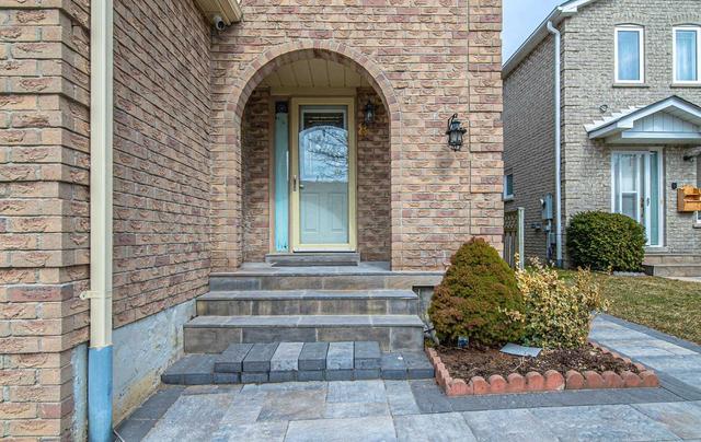 8 Cluett Dr, House attached with 4 bedrooms, 3 bathrooms and 5.5 parking in Ajax ON | Image 23