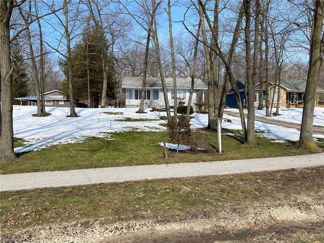 9752 Lakeshore Road, House detached with 3 bedrooms, 2 bathrooms and 8 parking in Lambton Shores ON | Image 3