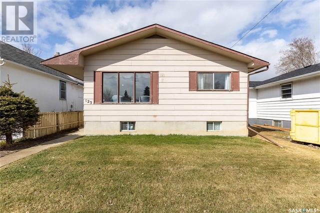 123 M Avenue S, House detached with 4 bedrooms, 2 bathrooms and null parking in Saskatoon SK | Image 1