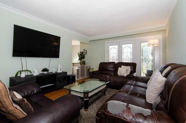 4085 Clevedon Dr, House semidetached with 3 bedrooms, 2 bathrooms and 3 parking in Mississauga ON | Image 3