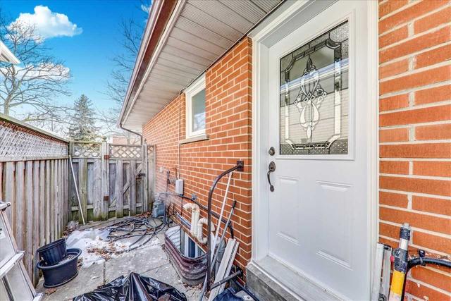 70 Sunderland Cres, House detached with 3 bedrooms, 3 bathrooms and 3 parking in Toronto ON | Image 20