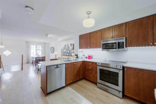1 - 132 Strachan Ave, Townhouse with 3 bedrooms, 2 bathrooms and 1 parking in Toronto ON | Image 5