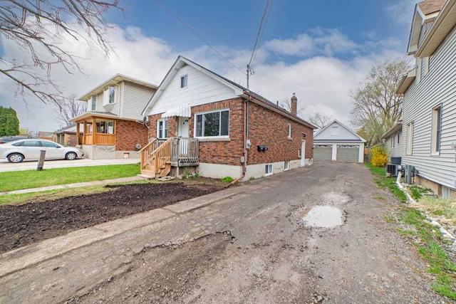 12 Rose Ave, House detached with 2 bedrooms, 2 bathrooms and 5 parking in Thorold ON | Image 1