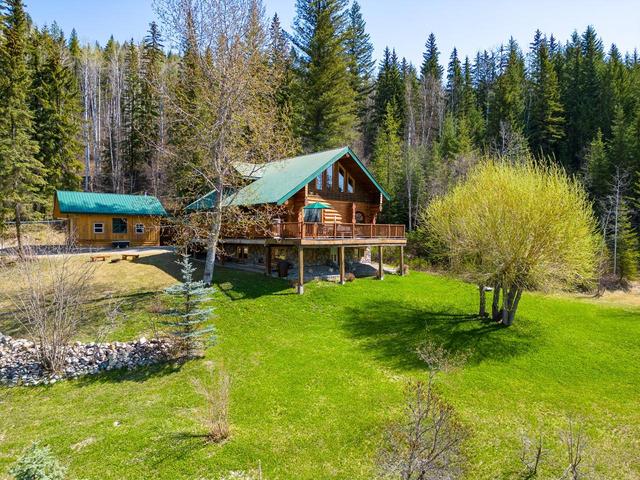 2604 Big Bend Highway, House detached with 3 bedrooms, 3 bathrooms and null parking in Columbia Shuswap A BC | Image 1