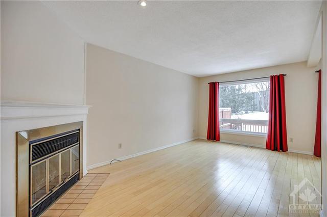 152 Presland Road, Townhouse with 3 bedrooms, 2 bathrooms and 3 parking in Ottawa ON | Image 2
