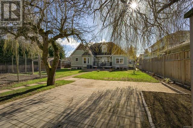 1718 Midgard Ave, House detached with 5 bedrooms, 3 bathrooms and 3 parking in Saanich BC | Image 47