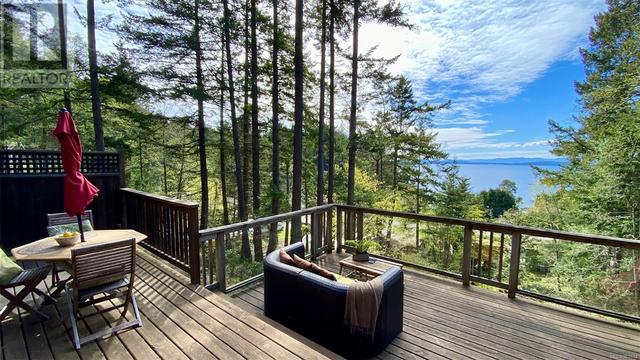 3733 Privateers Rd, House detached with 2 bedrooms, 1 bathrooms and 3 parking in Southern Gulf Islands BC | Image 3
