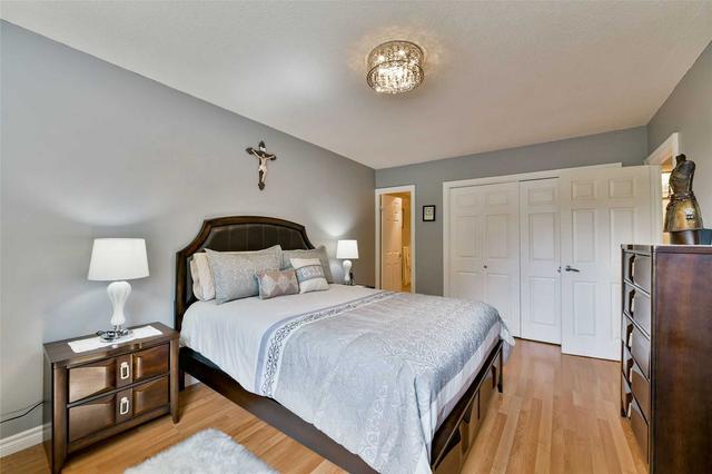 212 - 250 Scarlett Rd, Condo with 2 bedrooms, 2 bathrooms and 1 parking in Toronto ON | Image 5