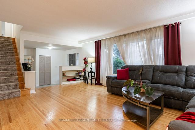 4 Tanner Circ, House detached with 4 bedrooms, 3 bathrooms and 8 parking in St. Catharines ON | Image 7