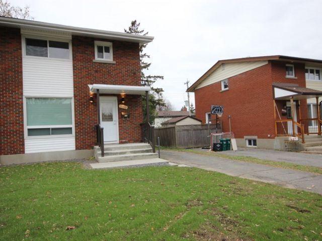 1000 Mossdale St, House semidetached with 3 bedrooms, 2 bathrooms and 2 parking in Ottawa ON | Image 2