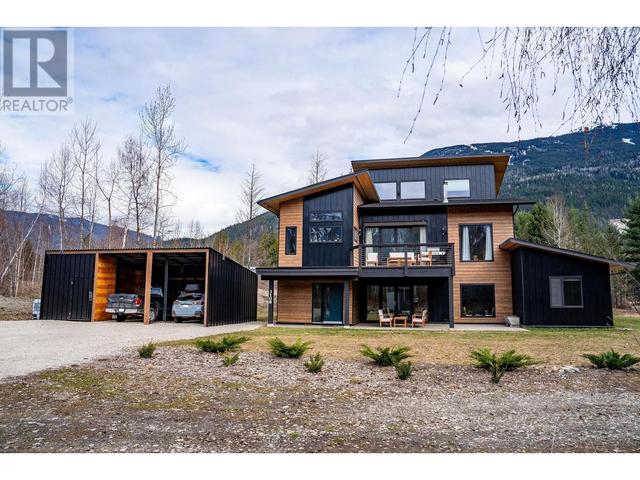 3108 Airport Way, House detached with 8 bedrooms, 7 bathrooms and null parking in Columbia Shuswap B BC | Image 1