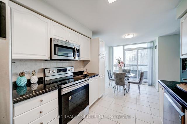 2807 - 18 Parkview Ave, Condo with 3 bedrooms, 2 bathrooms and 1 parking in Toronto ON | Image 6