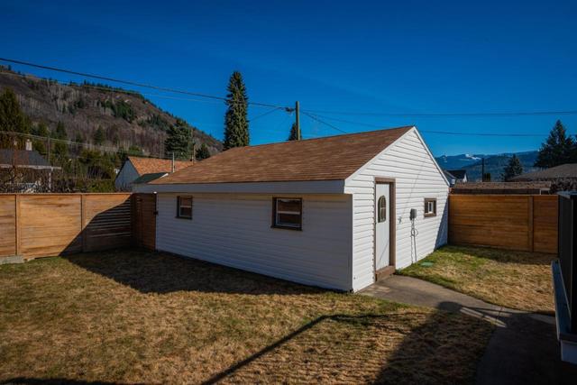 760 9th Avenue, House detached with 3 bedrooms, 2 bathrooms and 5 parking in Montrose BC | Image 37