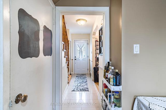 17 Wadsworth Blvd, House detached with 3 bedrooms, 2 bathrooms and 3 parking in Toronto ON | Image 7