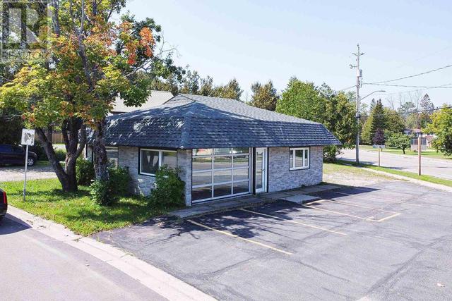 1202 Gore Rd, House detached with 1 bedrooms, 1 bathrooms and null parking in Sault Ste. Marie ON | Image 3